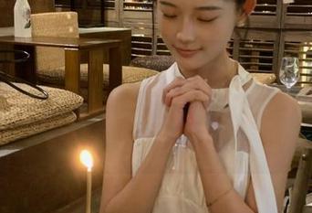 每次打开“17c吃瓜”app，都像在翻牌子，奇怪的瓜不停冒出来，心情大好。