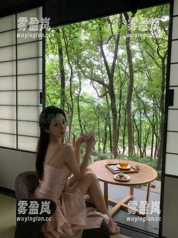 51最新吃瓜 刚在网页上瞄了一眼,51最新吃瓜视频里的人怎么看起来有点像我隔壁邻居?