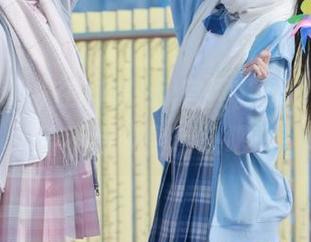 在718·sx官网找瓜，心里想着不会咬到舌头吧…