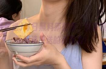 每日黑料新剧情，快来观看冲哥精选放送的杀伤力！